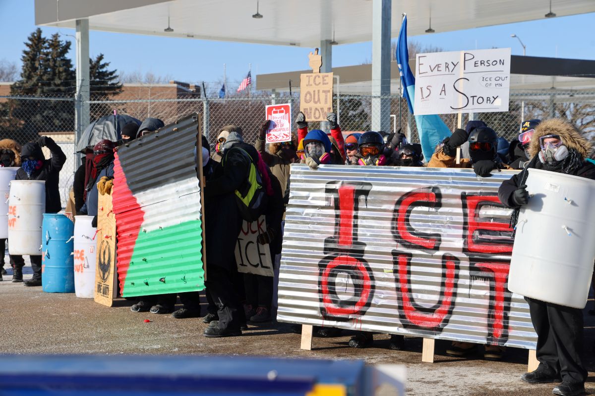 Minneapolis, uomo ucciso da agenti federali, governatore e sindaco “Trump ritiri ICE” Minneapolis, uomo ucciso da agenti federali, governatore e sindaco “Trump ritiri ICE”