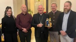 Natale 2025: consegnata al Vescovo di Padova la statuina del presepe simbolo di inclusione e sicurezza sul lavoro