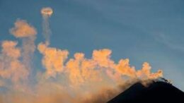 Etna, allerta gialla per la colata di lava: “Non c’è pericolo per centri abitati”