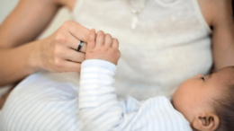 Maternità e lavoro, cos’è la child penality e perché essere madre costa caro