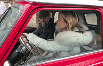 Meloni a Madrid ospite di Abascal guida la Mini: “Giorgia chica valiente”
