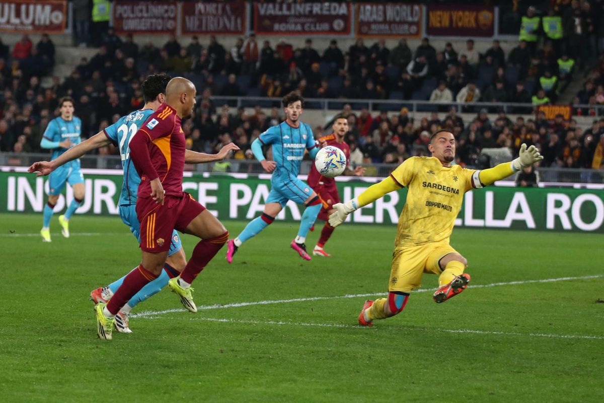 La Roma piega il Cagliari: doppietta di Malen e Juve agganciata La Roma piega il Cagliari: doppietta di Malen e Juve agganciata