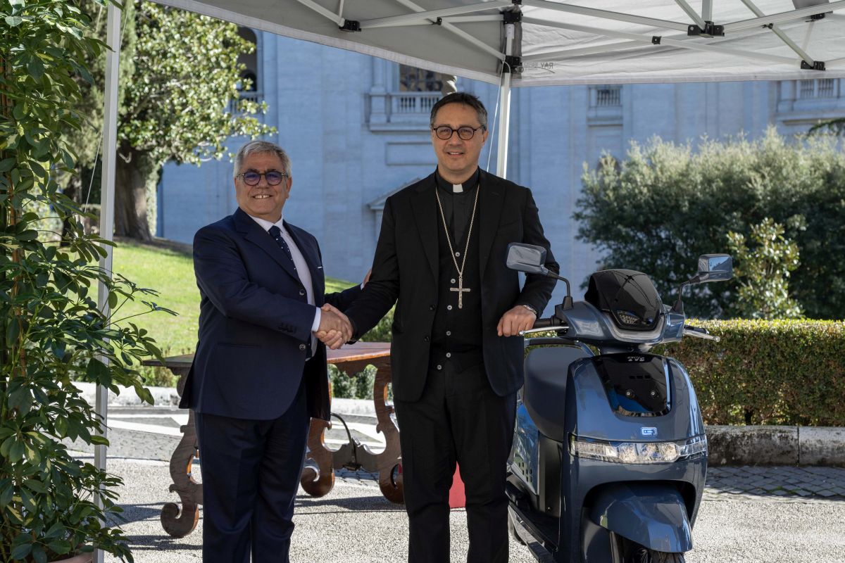 Due scooter elettrici TVS iQube al Governatorato di Stato della Città del Vaticano Due scooter elettrici TVS iQube al Governatorato di Stato della Città del Vaticano