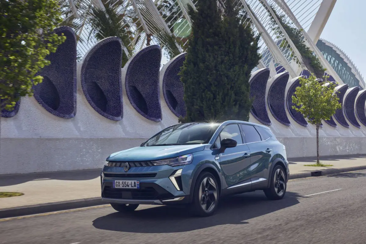 Renault Symbioz, spazio e tecnologia ibrida per la famiglia moderna Renault Symbioz, spazio e tecnologia ibrida per la famiglia moderna