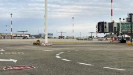 Fumo in cabina aereo, atterraggio d’emergenza a Venezia: paura per 168 passeggeri