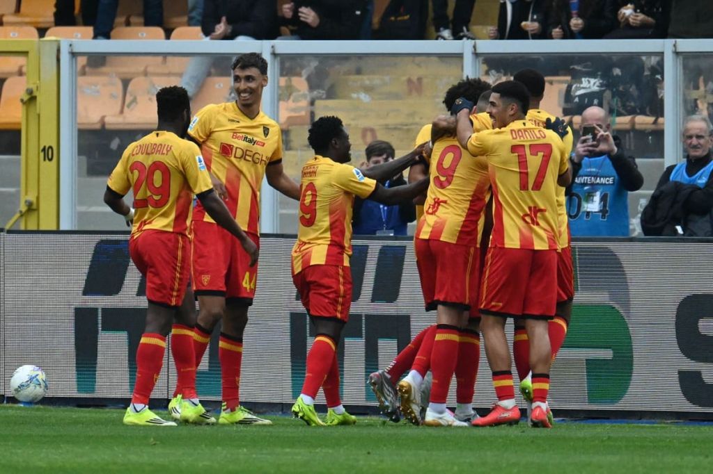 La Cremonese si sveglia tardi, il Lecce vince 2-1 lo scontro salvezza La Cremonese si sveglia tardi, il Lecce vince 2-1 lo scontro salvezza