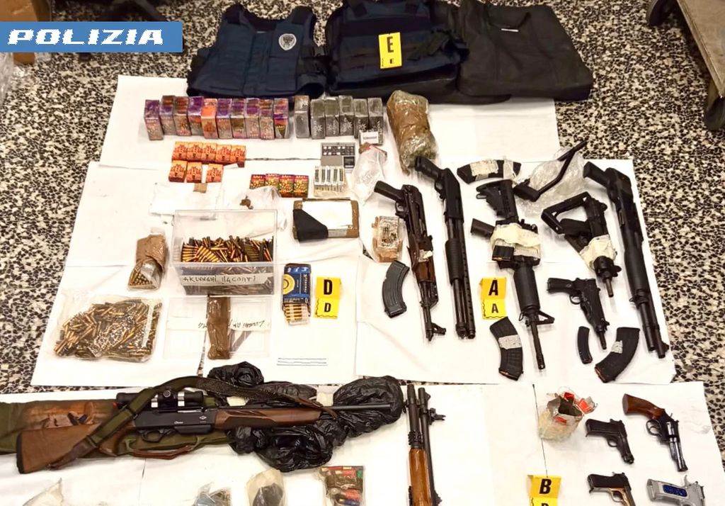 Sequestrati a 49enne di Torino 12 kg di droga e arsenale Sequestrati a 49enne di Torino 12 kg di droga e arsenale