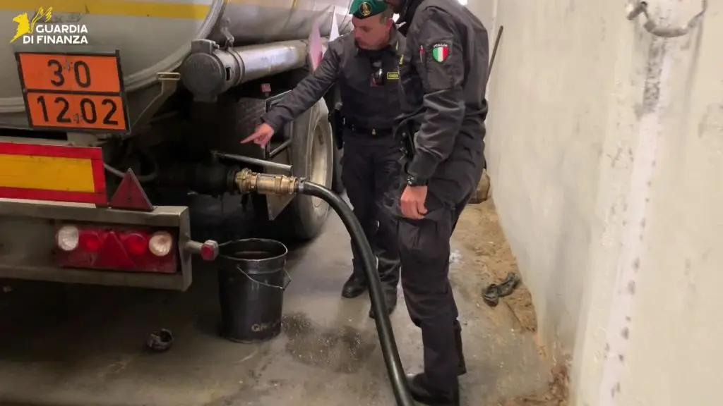 Scoperta a Catania una frode internazionale sul carburante, 5 misure cautelari Scoperta a Catania una frode internazionale sul carburante, 5 misure cautelari