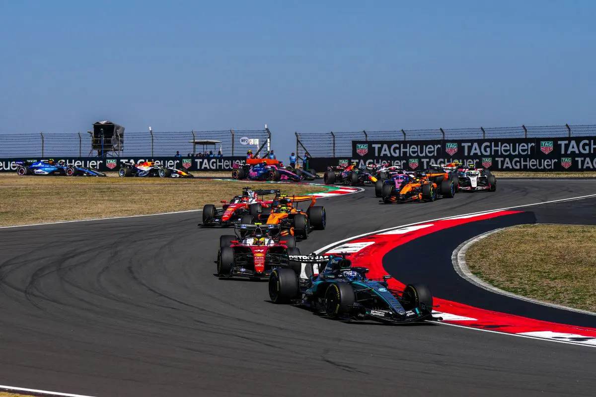 Russell vince la sprint race in Cina davanti a Leclerc e Hamilton Russell vince la sprint race in Cina davanti a Leclerc e Hamilton