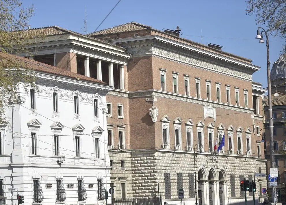 Borsa sospetta con foulard con falce e martello davanti a Ministero Giustizia Borsa sospetta con foulard con falce e martello davanti a Ministero Giustizia
