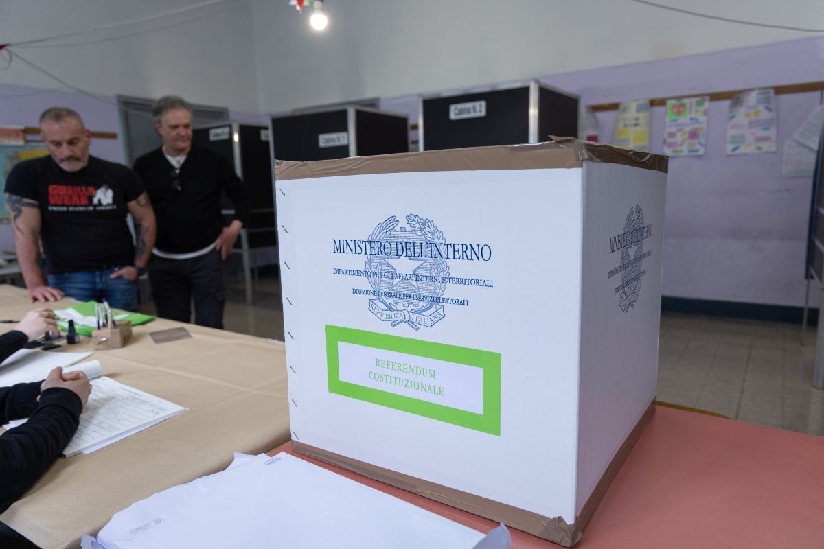Referendum, riaperti i seggi. Alle 23 affluenza record al 46% Referendum, riaperti i seggi. Alle 23 affluenza record al 46%