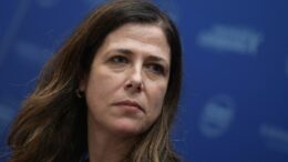 Nessuna decadenza per la governatrice della Sardegna Alessandra Todde, confermata la sanzione pecuniaria di 40 mila euro