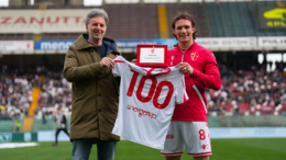 Pietro Fusi premiato per le sue prime 100 presenze in biancoscudato