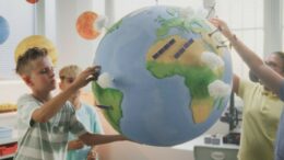 Oltre la campanella: torna il bando per sostenere la crescita dei più giovani oltre l’orario scolastico