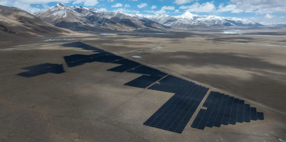 Cina, nello Xizang una centrale solare a 4.550 metri di altitudine Cina, nello Xizang una centrale solare a 4.550 metri di altitudine