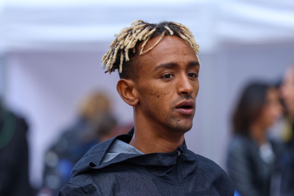 Impresa Crippa, è il primo italiano a vincere la Maratona di Parigi Impresa Crippa, è il primo italiano a vincere la Maratona di Parigi