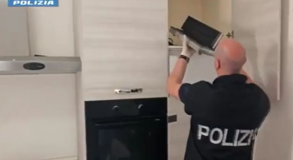 Arrestato a Catania latitante europeo, gestiva droga adulterata e documenti falsi Arrestato a Catania latitante europeo, gestiva droga adulterata e documenti falsi