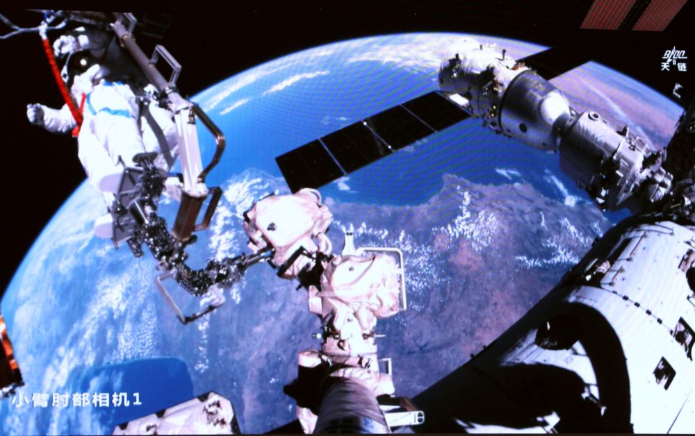 Cina, gli astronauti della Shenzhou-21 impegnati in attività extraveicolari Cina, gli astronauti della Shenzhou-21 impegnati in attività extraveicolari