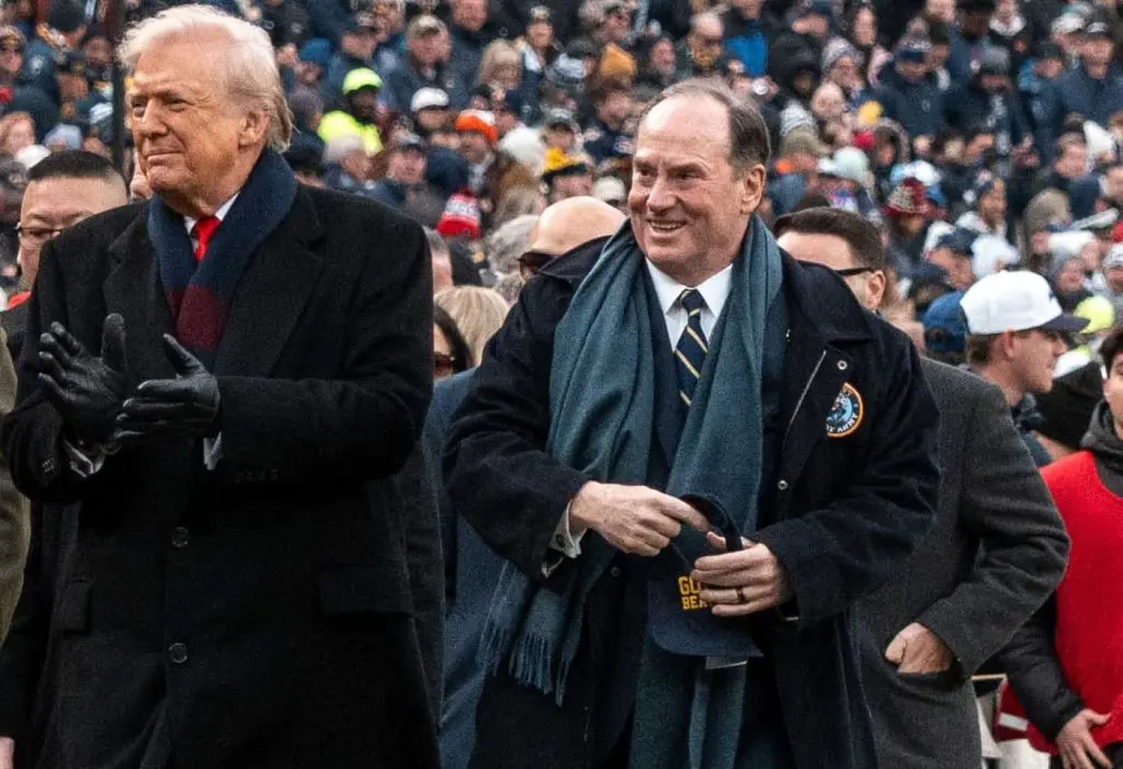 Usa, licenziato il segretario della Marina John Phelan Usa, licenziato il segretario della Marina John Phelan