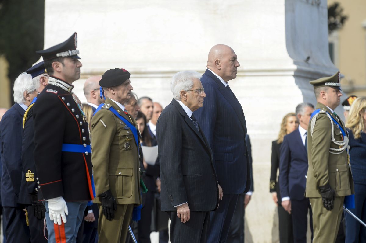 25 Aprile, Mattarella depone una corona di alloro all’altare della Patria 25 Aprile, Mattarella depone una corona di alloro all’altare della Patria