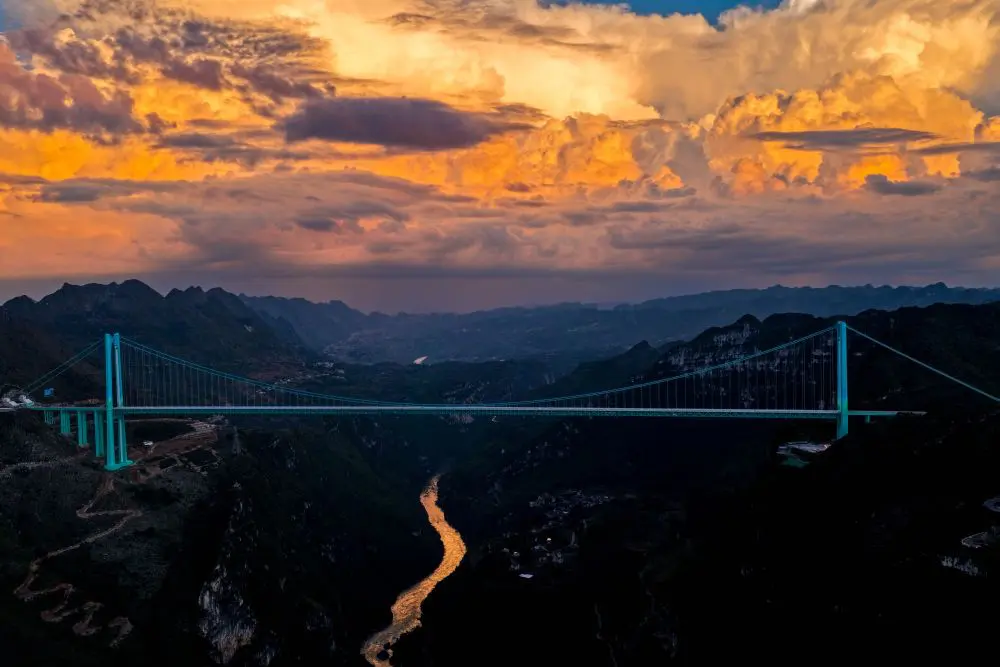 Cina, il ponte del Grand Canyon di Huajiang entra nel Guiness dei primati Cina, il ponte del Grand Canyon di Huajiang entra nel Guiness dei primati