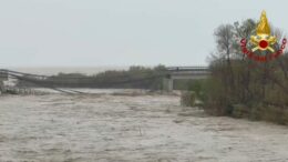 Centro-Sud nella morsa del maltempo. Crolla viadotto su fiume Trigno tra Abruzzo e Molise, c’è un disperso