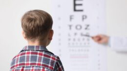 Sono 2 milioni i bambini con miopia, Rizzo (Gemelli): “Attenzione ai segnali, prima visita già a 2 anni”