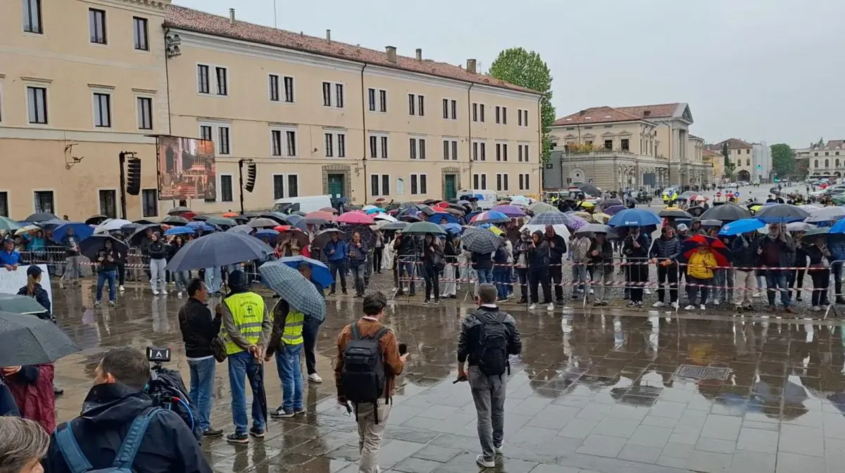 Ultimo saluto ad Alex Zanardi, in migliaia ai funerali di Padova Ultimo saluto ad Alex Zanardi, in migliaia ai funerali di Padova