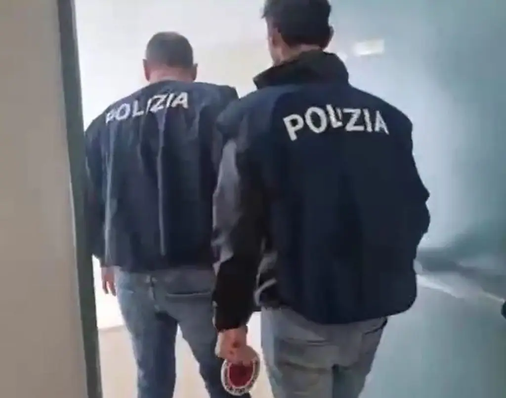Arrestato a Lecce giovane anarchico, sequestrato manuale per ordigni Arrestato a Lecce giovane anarchico, sequestrato manuale per ordigni