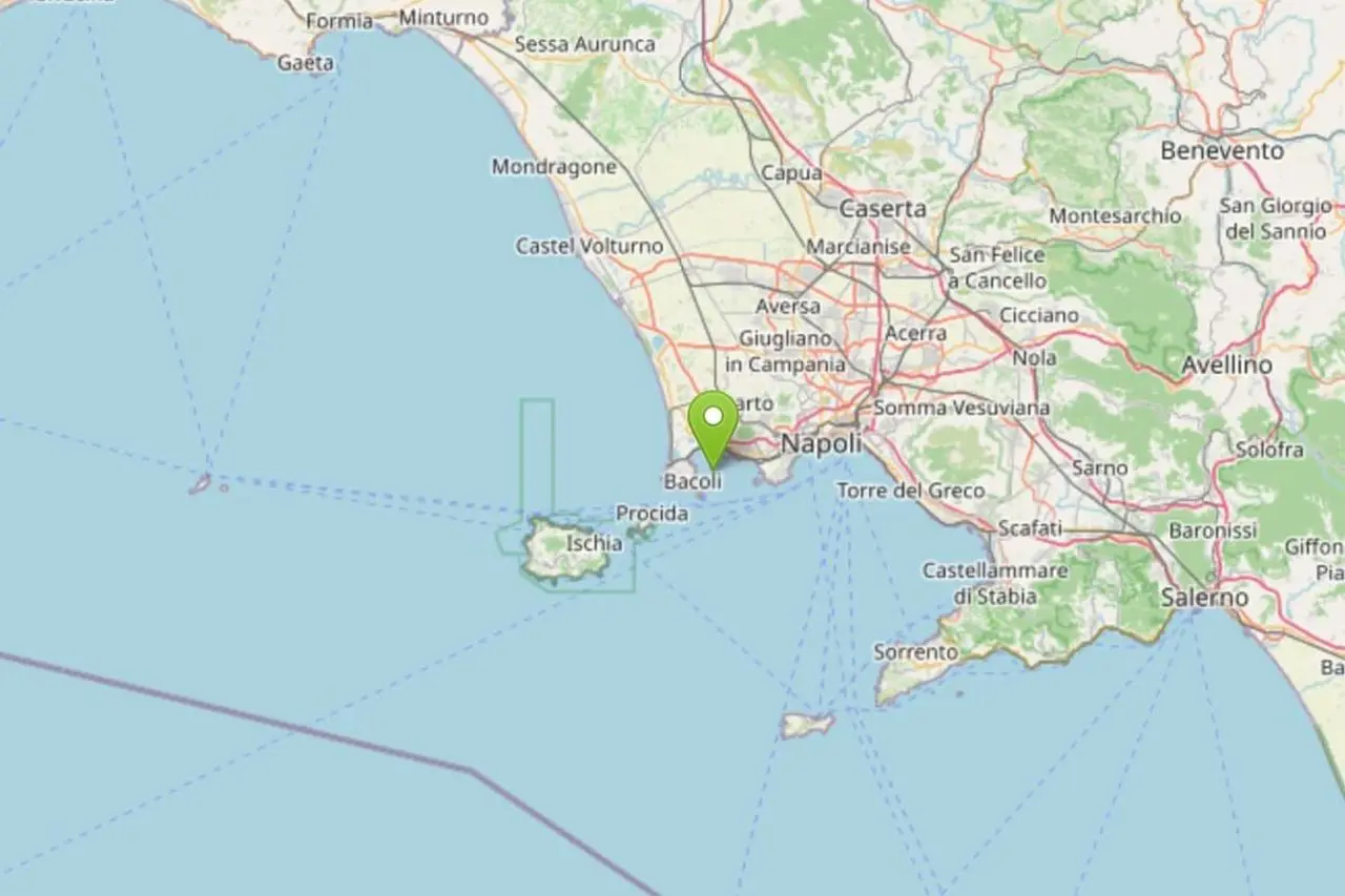 Napoli, forte scossa di magnitudo 4.4 nei Campi Flegrei Napoli, forte scossa di magnitudo 4.4 nei Campi Flegrei