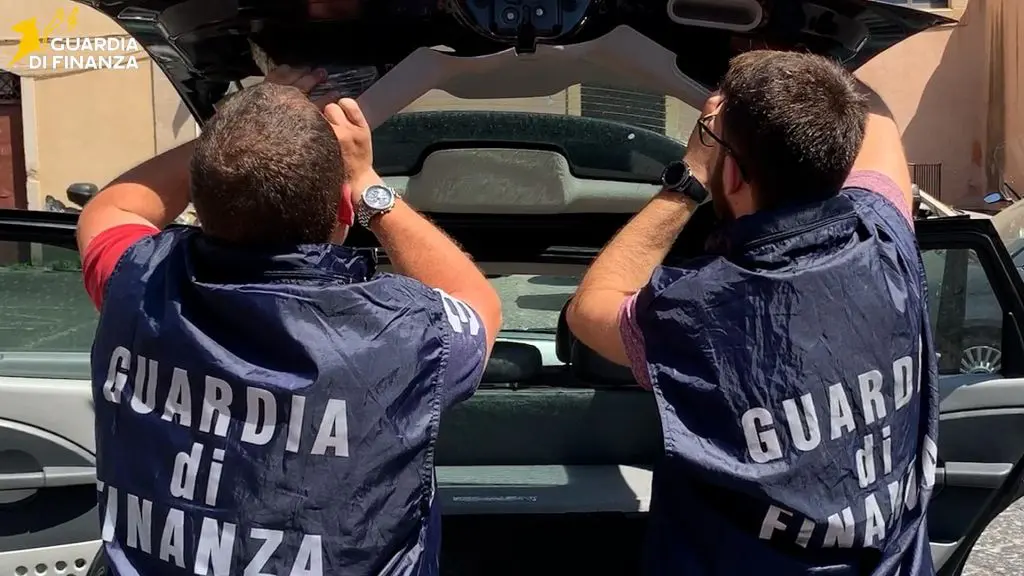 Intercettato con 2 chili di cocaina, crack e marijuana, un arresto a Catania Intercettato con 2 chili di cocaina, crack e marijuana, un arresto a Catania