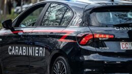 Donna aggredita a colpi di martellate sul bus a Terni, bloccato il marito in fuga