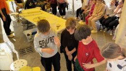 ESPERIENZA DIDATTICA OGGI AL MERCATO AGRICOLO DI VENEZIA SANTA MARTA Una classe della primaria Zambelli ospite al mercato