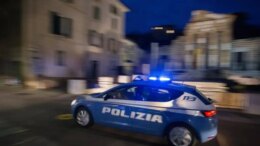 Prato, difende la collega e viene accoltellato: 23enne in gravi condizioni. Due fermati