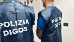Siena, denunciati 13 minorenni per propaganda di idee fondate sull’odio razziale / Video