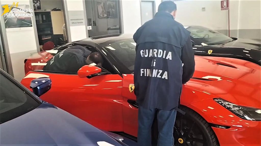 Maxi frode su auto di lusso da 42 milioni di euro, sequestri in tutta Italia Maxi frode su auto di lusso da 42 milioni di euro, sequestri in tutta Italia