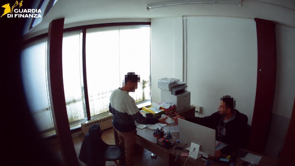 Scoperta maxi frode fiscale da 200 milioni in Lombardia, 8 arresti Scoperta maxi frode fiscale da 200 milioni in Lombardia, 8 arresti