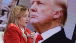 Scontro Trump-Meloni. “Mi ha implorato per una foto”, “Falso, Italia non implora”