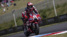 Bagnaia vince la Sprint di Brno davanti a Ogura e Marquez, out Bezzecchi