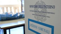 Urne aperte fino alle 15 per i ballottaggi, si vota in sei capoluoghi. Affluenza in calo
