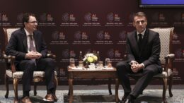 Ue prega gli Usa: “Non discriminate i partner su Anthropic Ai”
