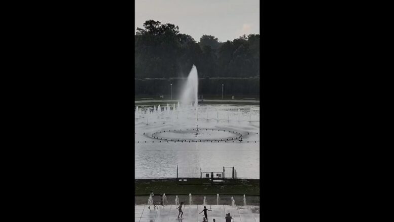 Fulmine colpisce una fontana in Polonia e… la manda ko