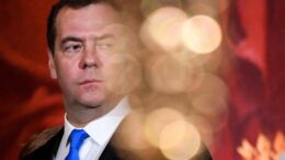 Medvedev mette nel tritacarte Merz, von der Leyen e Starmer: “Nessuno ferma la Russia”
