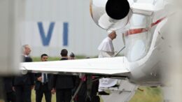 Leone XIV, problema tecnico sul volo di rientro: torna a Roma con l’aereo del re di Spagna