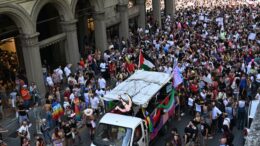 Pride Bologna, media Tel Aviv: “Israeliani spintonati, anche donna incinta”