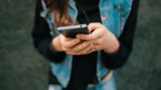 Iperconnessione e social jet-lag, adolescenti a rischio tra fine della scuola e inizio estate