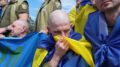 Scambio di prigionieri Russia-Ucraina, 160 soldati in festa per il ritorno a Kiev