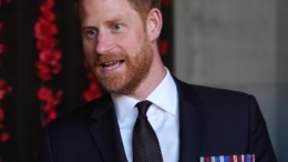 Harry presto in Inghilterra, domani incontro tra Carlo e William “per decidere l’approccio”