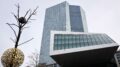 Bce: inflazione sopra l’obiettivo fino al 2027, l’allarme di Lane