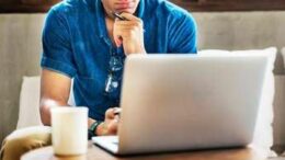 Più isolati con lo smart working, in uno studio l’impatto sul benessere mentale